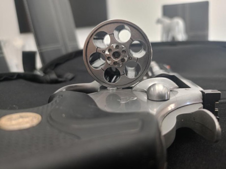 Vendo revolver colt King cobra calibre 357 MAG de 4 pulgadas , cachas de nácar me costaron 230€ con alagrama 20