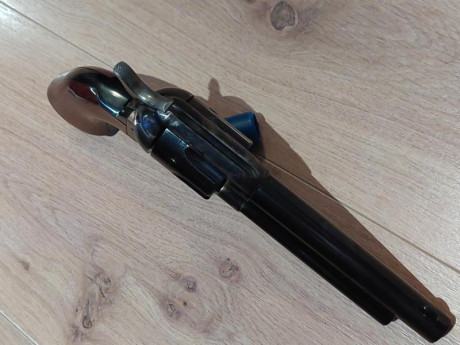 .
  VENDIDO.  

  SR. ADMINISTRADOR PUEDE BORRAR EL HILO CUANDO QUIERA  

Se vende  Revolver UBERTI CATTLEMAN 40