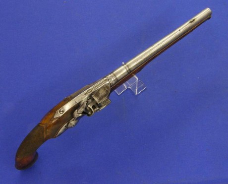 Voy a colocar unas fotos de un arma larga alemana de llave de mecha del siglo XVI. 132