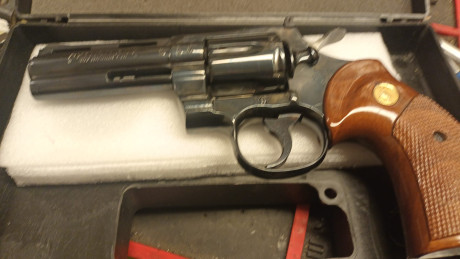 Las armas son de un señor que se jubila del club ,  están guiadas en F  y en Madrid,  como es lógico solo 02