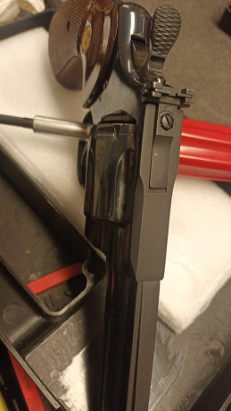 Las armas son de un señor que se jubila del club ,  están guiadas en F  y en Madrid,  como es lógico solo 10