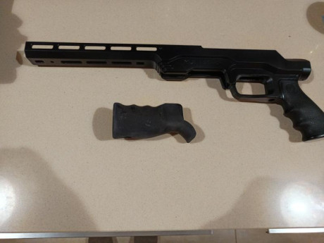 En venta 1 chasis de aluminio marca MDT GEN 2 LSS RF para carabina CZ 457 VARMINT equipada con
1 culata 01