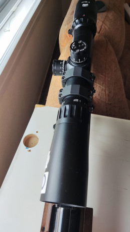 Montado en un arma de aire 
Esta en la provincia de Alicante
Visor completo,caja,parasol,cubre lentes
Es 60
