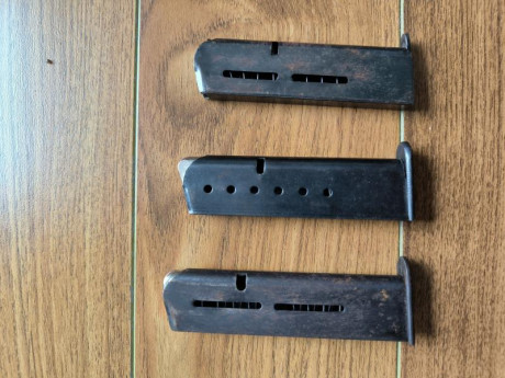Pongo a la venta revisando armario estos tres cargadores y juegos de empuñaduras para pistolas Astra/Llama 00