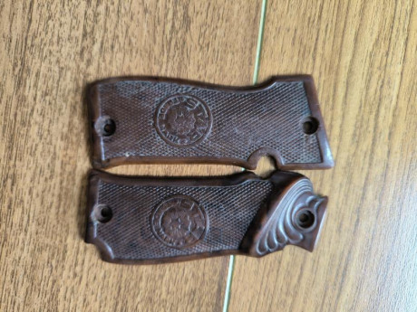 Pongo a la venta revisando armario estos tres cargadores y juegos de empuñaduras para pistolas Astra/Llama 10