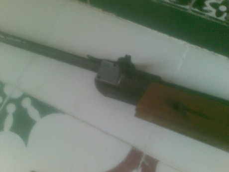 Buenas tardes.

Pues resulta que acaba de caer en mis manos esta carabina, que por lo visto no tiene marca.

Lo 01