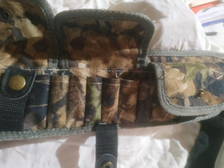 Canana de camuflaje con bolsillos independientes y porta cartuchos de caza calibre 12 está nueva no se 02