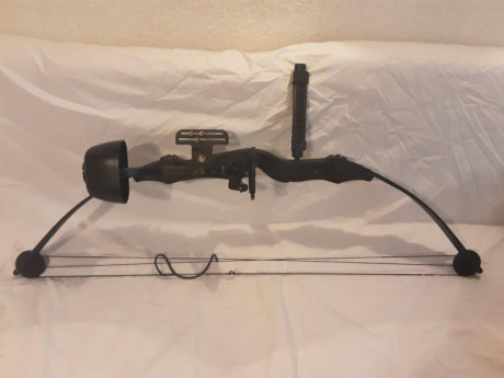 Vendo arco modelo Brown Bear EL. Potencia: 50lb. Todas las partes del arco son originales. Para diestros. 02