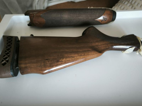 Se venden culata y guardamanos de madera para rifle Remington 7400.  Están en muy buen estado, con un 02