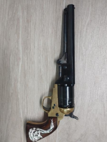 Vendo colt 1851 calibre 44 fabricado por pietta , está en Pamplona 350€ más portes 00