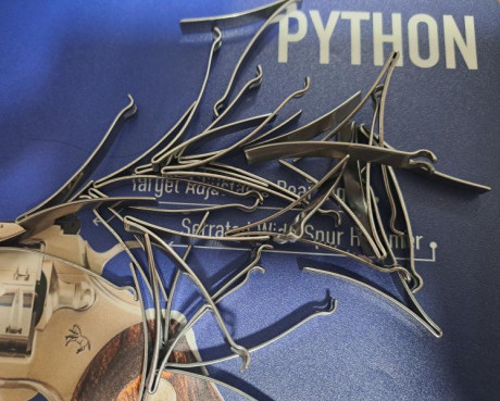 A la venta muelles reales- V Spring  para Colt Python

Estos muelles son nuevos a estrenar y son ligeramente 00