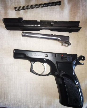 Estoy vendiendo mi pistola CZ 75B de 1997. Guiada en F. Una de las pistolas más icónicas y respetadas 01