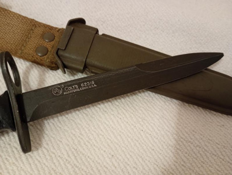 Bayoneta US M7 fabricada por Colt para fusa M16 marcajes colt en la hoja con funda tipo us M8.
Época NAM 02