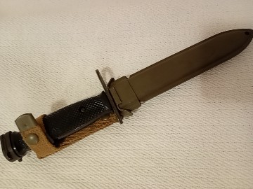 Bayoneta US M7 fabricada por Colt para fusa M16 marcajes colt en la hoja con funda tipo us M8.
Época NAM 01