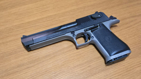 Buenas a todos:

Pongo a la venta una pistola I.M.I. DESERT EAGLE bitono en calibre 357 MAG. Está guiada 01