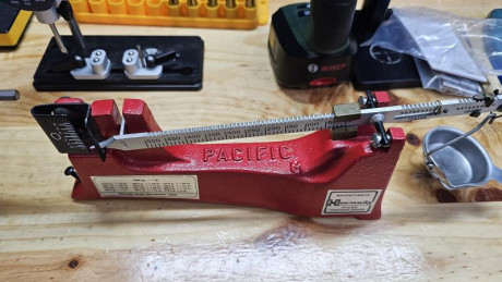 Pongo a la venta los siguientes artículos que no uso:

Recortador vainas hornady con adaptador a taladro 11