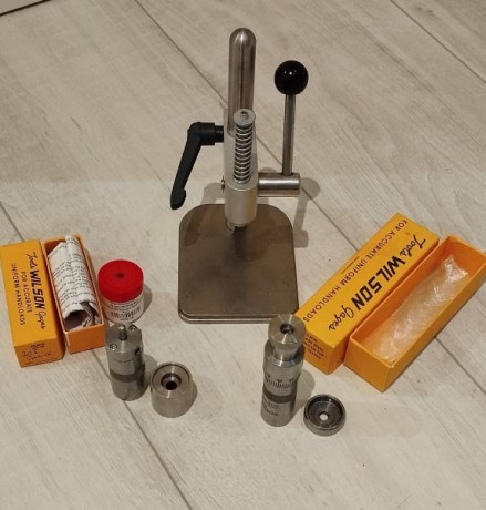 Por no utilizar, vendo 2 Dies Wilson del Calibre .30 / .308 win. 

1.-Desempistonador - DIE de cuello 00
