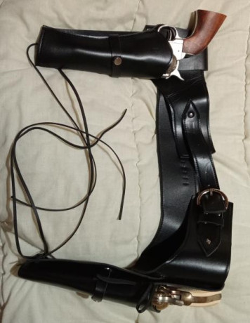 Dos pistoleras de símil cuero negro para revólveres tipo S.A.A., estilo vaquero. Incluye dos fundas para 00