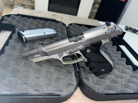 Se vende Beretta 92 fs Inox con 2 cargadores de 15 en buen estado funcionando perfecta mente vendo por 02