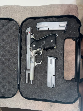 Se vende Beretta 92 fs Inox con 2 cargadores de 15 en buen estado funcionando perfecta mente vendo por 01