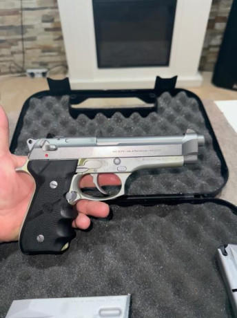 Se vende Beretta 92 fs Inox con 2 cargadores de 15 en buen estado funcionando perfecta mente vendo por 00