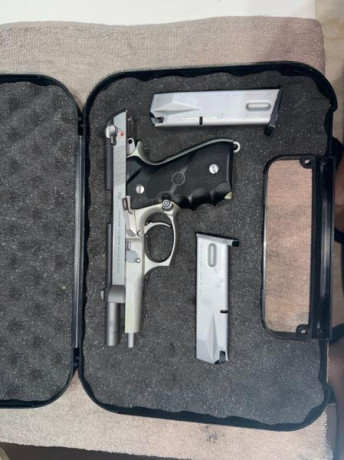 Se vende Beretta 92 fn Inox  9 mm  buen estado con cachas de goma entera 2 cargadores de 15 y maletín 01