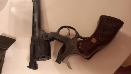 Buenos días,

Vendo precioso revolver americano H & R Sportsman calibre 22 lr 6 pulgadas.

Su estado 101