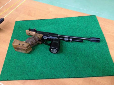 Carabina c61 con tres botellones y funda semi rígida 
Pistola c25 con dos depósitos y su maleta original 21