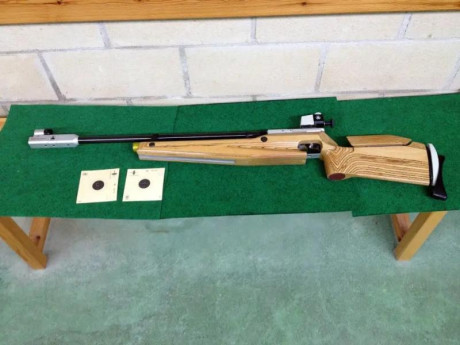 Carabina c61 con tres botellones y funda semi rígida 
Pistola c25 con dos depósitos y su maleta original 20