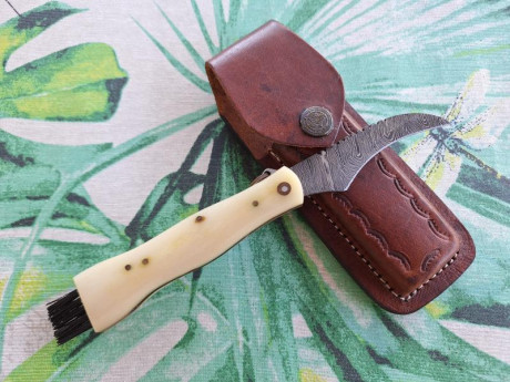 Buenos días compañeros,

Pongo a la venta estos cuchillos y navajas de mi colección, todos sin ningún 131