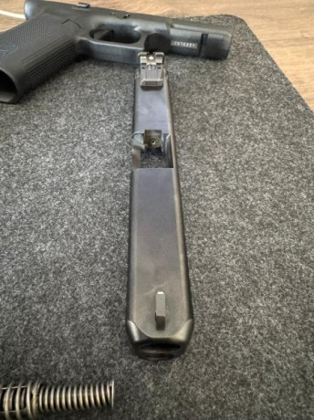 Se vende Glock 15 5ª Gen. Muy poco uso, se vende por no practicar la actividad deportiva.
Dos cargadores, 02