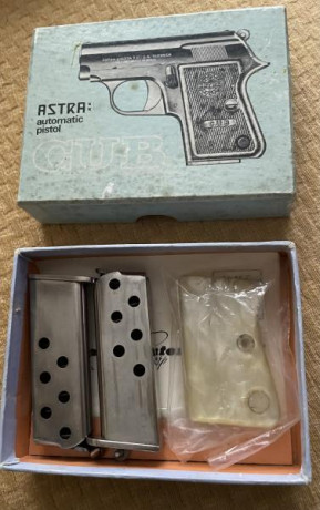 Se vende caja  con dos cargadores y unas cachas blancas para Astra CUB  6,35.  70 euros puesto en destino 00