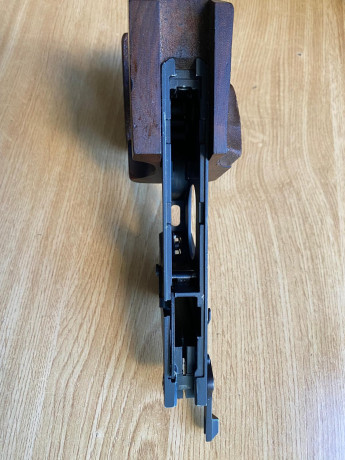 Muy buenas.
Un amigo vende una WALTHER GSP con doble carro (32/22) y de la cual él es el primer y unico 20