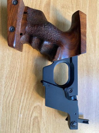 Muy buenas.
Un amigo vende una WALTHER GSP con doble carro (32/22) y de la cual él es el primer y unico 30