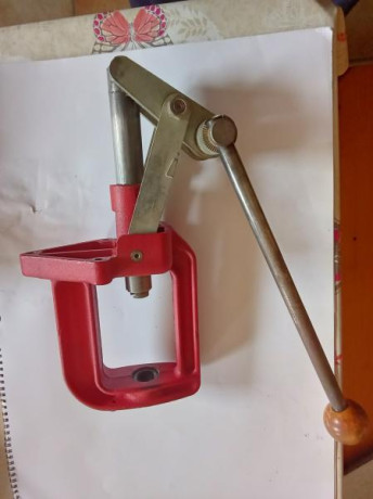 Se vende prensa mono estación marca LEE en muy buen estado
Es de acero no de aluminio , 

Envío a medias 01