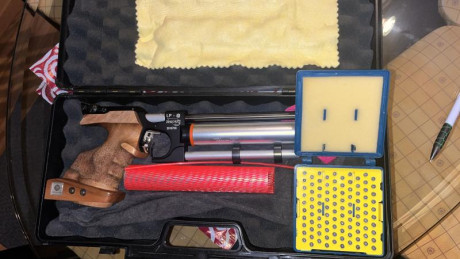 Vendo pistola de aire comprimido modelo Amschutz LP10 con 2 botellas, también tengo varios complementos 02