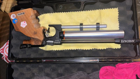 Vendo pistola de aire comprimido modelo Amschutz LP10 con 2 botellas, también tengo varios complementos 01