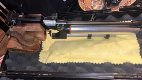Vendo pistola de aire comprimido modelo Amschutz LP10 con 2 botellas, también tengo varios complementos 00