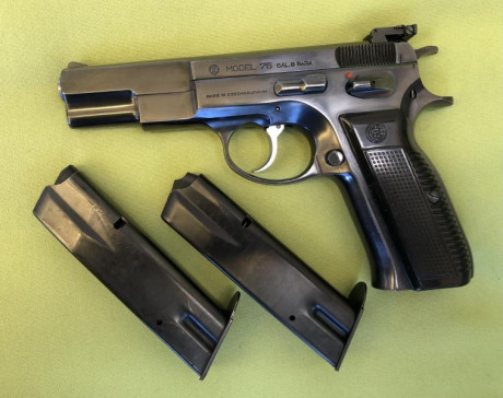 Hola

Pongo a la venta mi CZ 75 de las denominadas "short rail" año 1979, en muy buen estado 01