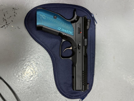 SE VENDE:

 *Pistola CZ SHADOW 2,* prácticamente de reestreno, solo 100 disparos.

3 cargadores, maletin 00