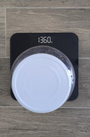 Vendo arena pesada granulada de fácil manejo. Dispongo de 13,6 kg y tiene un volumen de 3,5 litros. 
Es 02
