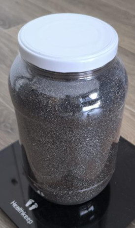 Vendo arena pesada granulada de fácil manejo. Dispongo de 13,6 kg y tiene un volumen de 3,5 litros. 
Es 00