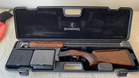 Vendo Browning B 725 proSport, culata de zurdo, 76 de cañón, un año, ha disparado menos de un cajón, en 01
