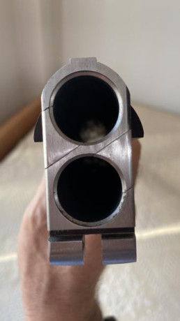 Vendo Browning B 725 proSport, culata de zurdo, 76 de cañón, un año, ha disparado menos de un cajón, en 20