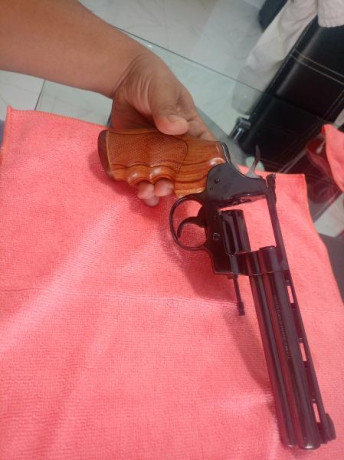 Buenas compañero, busco una 9 mm  sig sauer p226 o tanfoglio para ofrecerle trato por un revolver colt 01