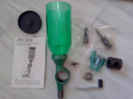 El medidor de pólvora de alta capacidad y cambio rápido RCBS®
puede dispensar grandes cargas de rifle 02