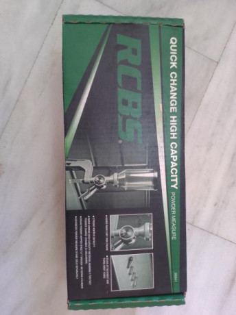 El medidor de pólvora de alta capacidad y cambio rápido RCBS®
puede dispensar grandes cargas de rifle 00