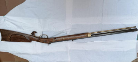 Vendo rifle de avancarga estilo Hawken con paso de estría intermedio para disparar con bala o bola y calepino 00