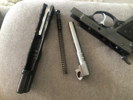 Hola

Pongo a la venta mi CZ 75 de las denominadas "short rail" año 1979, en muy buen estado 81