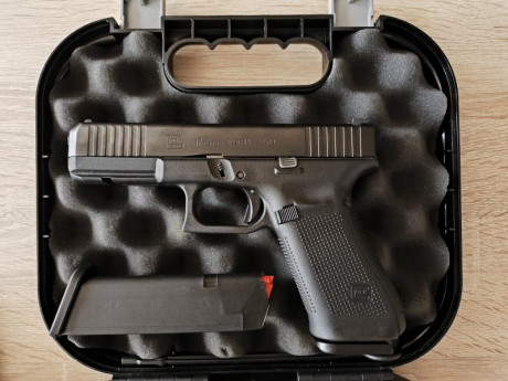 Glock con muy poco uso (1000 disparos aproximadamente), comprada en 2023, se encuentra guiada con licencia 00